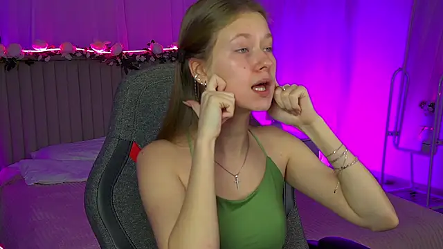 Snapshot of EveMundie chatting on 11.27.25 EveMundie online show from 11.27.25