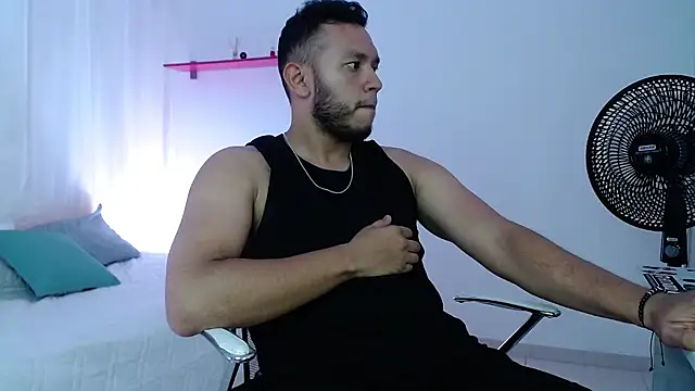 Snapshot of Double_R12 chatting on 03.04.25 Double R12 online show from 03.04.25