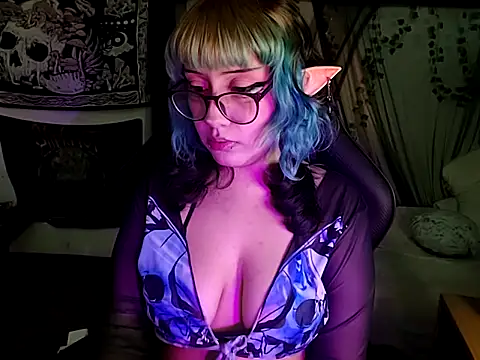 Snapshot of blue_katt chatting on 10.04.25 blue katt online show from 10.04.25