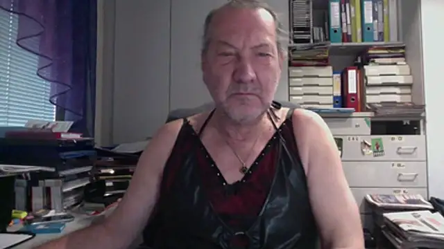 Snapshot of HMStraps01 chatting on 12.02.25 HMStraps01 online show from 12.02.25