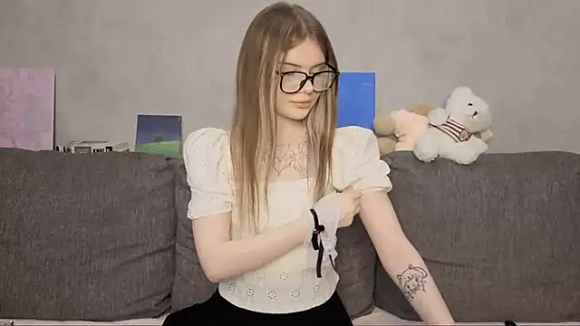 Snapshot of CarolinePepper chatting on 05.23.26 CarolinePepper online show from 05.23.26