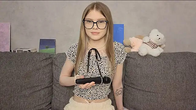 Snapshot of CarolinePepper chatting on 05.24.26 CarolinePepper online show from 05.24.26