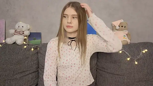 Snapshot of CarolinePepper chatting on 05.28.26 CarolinePepper online show from 05.28.26