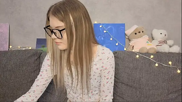 Snapshot of CarolinePepper chatting on 06.03.26 CarolinePepper online show from 06.03.26