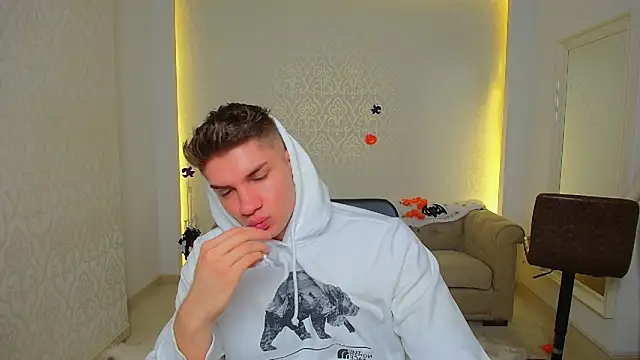 Snapshot of MaxKaiden chatting on 10.27.25 MaxKaiden online show from 10.27.25