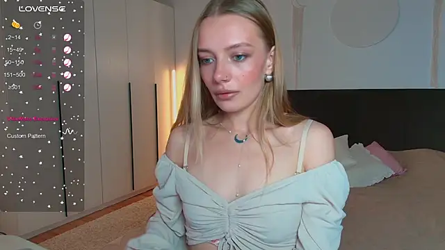 Snapshot of LunaticaBae chatting on 09.12.25 LunaticaBae online show from 09.12.25