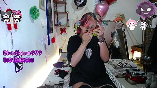 Snapshot of purplekattlyn chatting on 03.05.25 purplekattlyn online show from 03.05.25