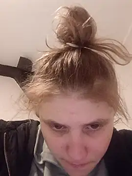 Snapshot of mokra_olka chatting on 02.15.25 mokra olka online show from 02.15.25