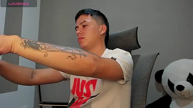 Snapshot of mattiwsmorris_ chatting on 11.12.25 mattiwsmorris online show from 11.12.25