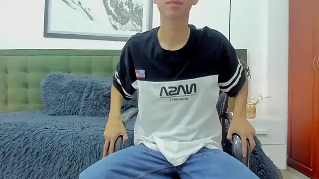 Snapshot of Johann_sex chatting on 11.29.25 Johann sex online show from 11.29.25