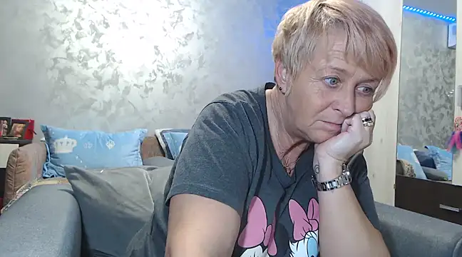 Snapshot of RosesandLillies chatting on 01.12.25 RosesandLillies online show from 01.12.25