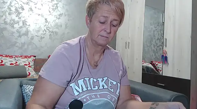 Snapshot of RosesandLillies chatting on 01.27.25 RosesandLillies online show from 01.27.25