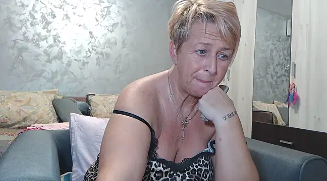 Snapshot of RosesandLillies chatting on 02.04.25 RosesandLillies online show from 02.04.25