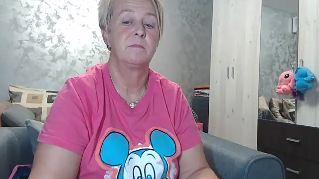 Snapshot of RosesandLillies chatting on 10.11.25 RosesandLillies online show from 10.11.25