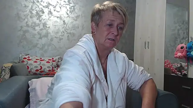 Snapshot of RosesandLillies chatting on 11.06.25 RosesandLillies online show from 11.06.25