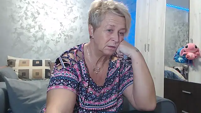 Snapshot of RosesandLillies chatting on 11.13.25 RosesandLillies online show from 11.13.25