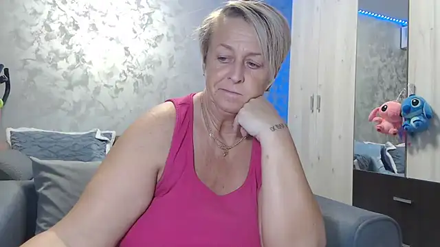 Snapshot of RosesandLillies chatting on 11.25.25 RosesandLillies online show from 11.25.25