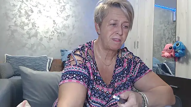 Snapshot of RosesandLillies chatting on 11.28.25 RosesandLillies online show from 11.28.25