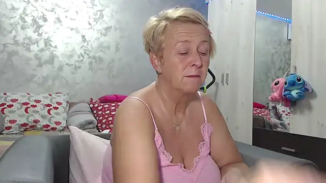 Snapshot of RosesandLillies chatting on 04.10.26 RosesandLillies online show from 04.10.26