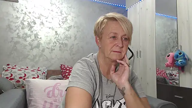 Snapshot of RosesandLillies chatting on 04.11.26 RosesandLillies online show from 04.11.26