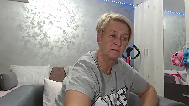 Snapshot of RosesandLillies chatting on 04.12.26 RosesandLillies online show from 04.12.26