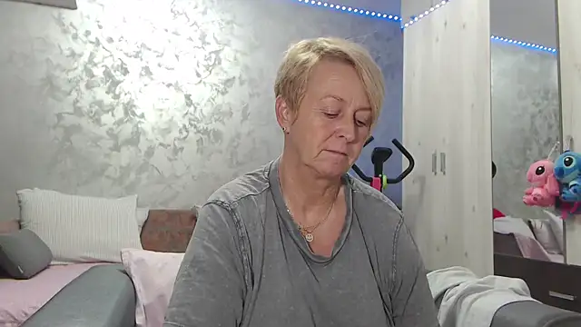 Snapshot of RosesandLillies chatting on 04.14.26 RosesandLillies online show from 04.14.26