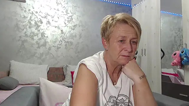 Snapshot of RosesandLillies chatting on 04.15.26 RosesandLillies online show from 04.15.26