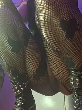 Snapshot of NatashaRex chatting on 09.17.25 NatashaRex online show from 09.17.25