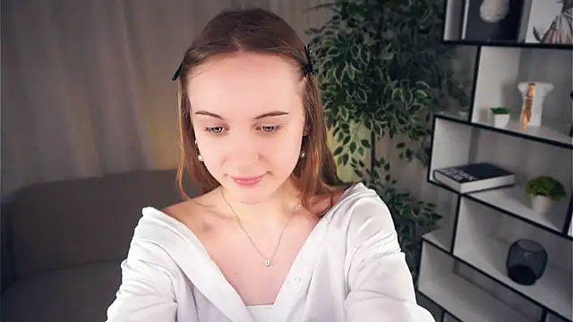 Snapshot of QuennaCoote chatting on 03.18.25 QuennaCoote online show from 03.18.25