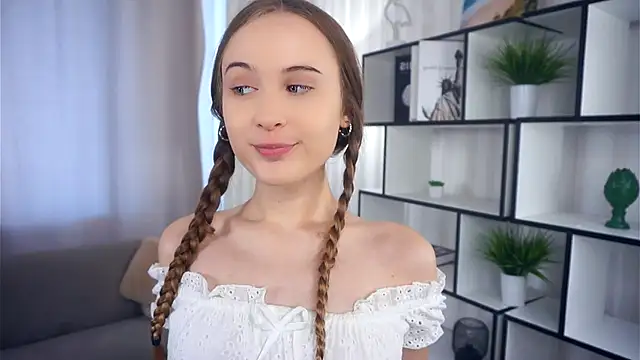 Snapshot of QuennaCoote chatting on 09.17.25 QuennaCoote online show from 09.17.25