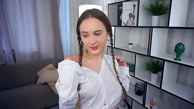 Snapshot of QuennaCoote chatting on 10.11.25 QuennaCoote online show from 10.11.25