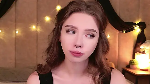 Snapshot of Sierra_Fane chatting on 11.08.25 Sierra Fane online show from 11.08.25