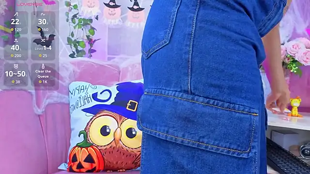 Snapshot of EmmyCortez chatting on 10.22.25 EmmyCortez online show from 10.22.25