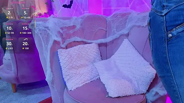 Snapshot of EmmyCortez chatting on 10.31.25 EmmyCortez online show from 10.31.25