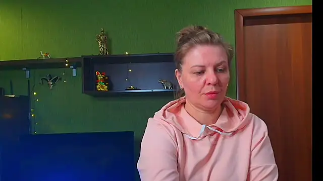 Snapshot of VeronikawGold chatting on 04.30.26 VeronikawGold online show from 04.30.26