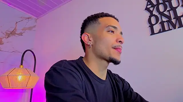 Snapshot of eross_chipre_ chatting on 10.10.25 eross chipre online show from 10.10.25