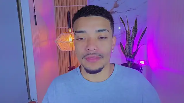 Snapshot of eross_chipre_ chatting on 10.17.25 eross chipre online show from 10.17.25