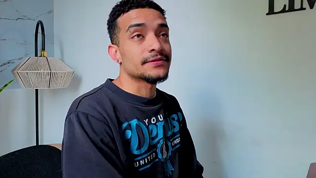 Snapshot of eross_chipre_ chatting on 10.23.25 eross chipre online show from 10.23.25