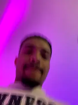 Snapshot of eross_chipre_ chatting on 10.29.25 eross chipre online show from 10.29.25