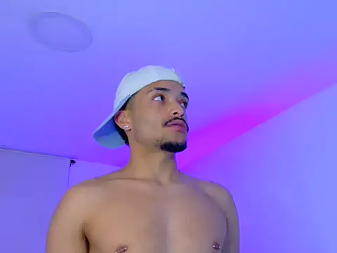 Snapshot of eross_chipre_ chatting on 11.21.25 eross chipre online show from 11.21.25