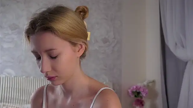 Snapshot of SunnivaCovil chatting on 04.28.26 SunnivaCovil online show from 04.28.26
