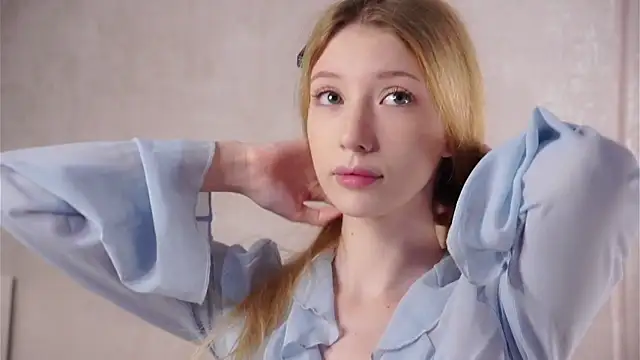 Snapshot of SunnivaCovil chatting on 05.17.26 SunnivaCovil online show from 05.17.26