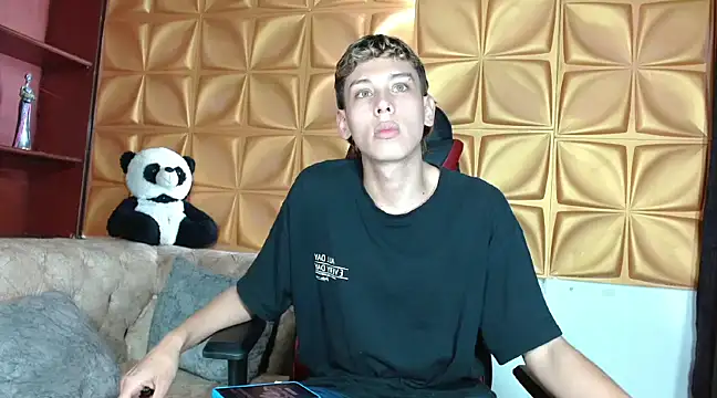 Snapshot of Noahoconor chatting on 02.19.25 Noahoconor online show from 02.19.25