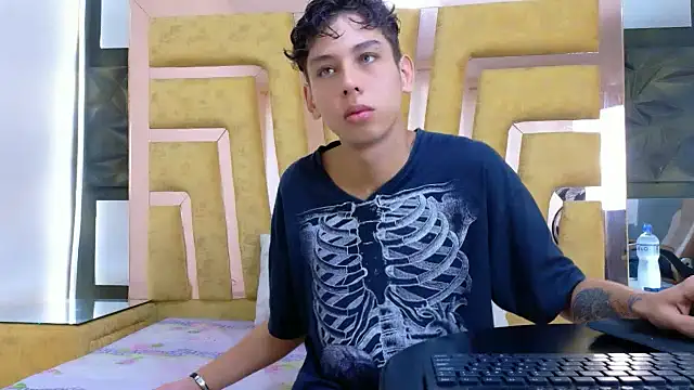 Snapshot of Noahoconor chatting on 10.02.25 Noahoconor online show from 10.02.25