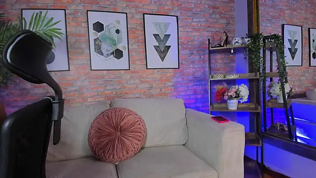 Snapshot of Lucia_Brown_ chatting on 09.20.25 Lucia Brown online show from 09.20.25