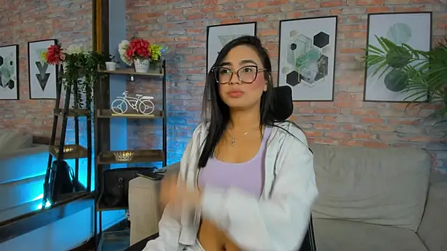 Snapshot of Lucia_Brown_ chatting on 10.17.25 Lucia Brown online show from 10.17.25