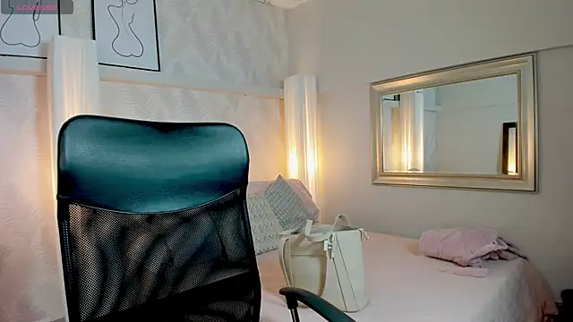 Snapshot of Lucia_Brown_ chatting on 11.12.25 Lucia Brown online show from 11.12.25