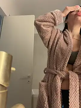 Mia Splash online show from 02.10.26