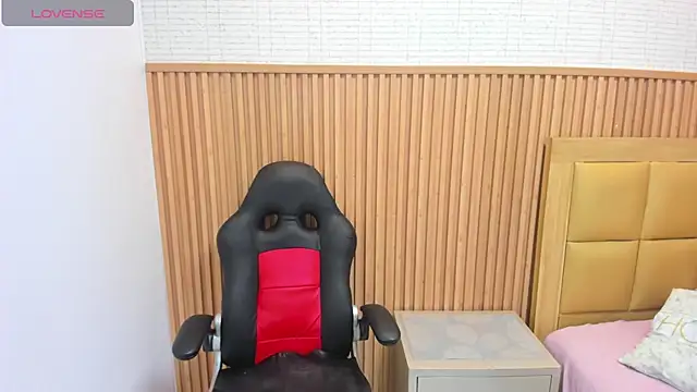 Snapshot of MEGANZARICK chatting on 10.14.25 MEGANZARICK online show from 10.14.25