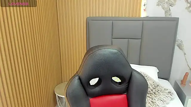 Snapshot of MEGANZARICK chatting on 11.13.25 MEGANZARICK online show from 11.13.25